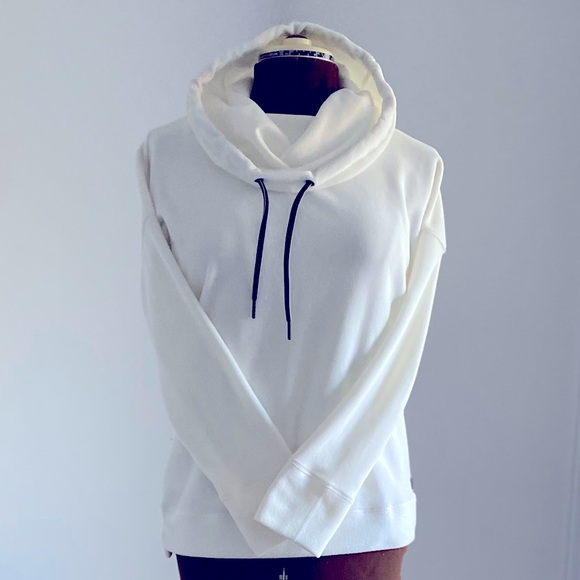 🤍CALVIN KLIEN 🤍performance white hoodie with a scoop draw string neck. - Picture 2 of 12